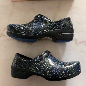 Anywear Prismatic Spirals Blue Women’s Nursing Comfort Clogs-Size 8
